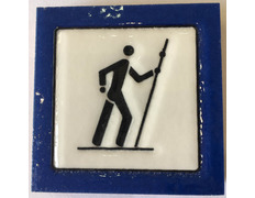 Ímã cerâmico Peregrino caminhando com fundo azul MyL 5X5 cm