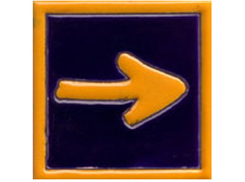 Ladrilho cerâmico Arrow com rebordo 15x15 cm.