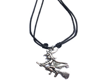 Pingente de couro com bruxa de metal
