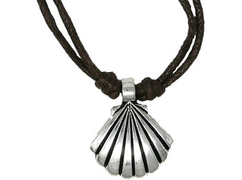 Pingente de vieira de metal com cordão marrom