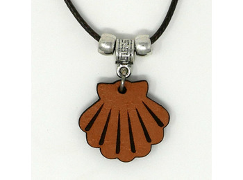 Pingente de vieira de madeira com broche