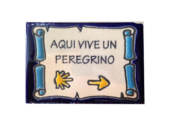 Ímã de cerâmica Aqui vive um peregrino com concha flecha 5x7,5 cm