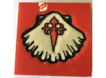 Ímã de cerâmica Concha com Cruz de Santiago Fundo vermelho 5X5 cm
