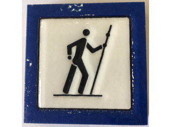 Ímã cerâmico Peregrino caminhando com fundo azul MyL 5X5 cm
