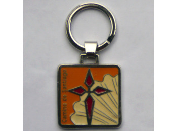 Chaveiro concha com cruz quadrada de metal