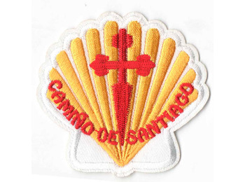 Patch de vieira bordado com cruz do Caminho de Santiago