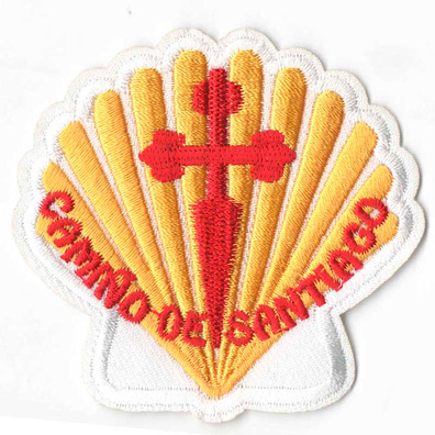 Patch de vieira bordado com cruz do Caminho de Santiago