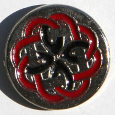 Alfinete de labirinto de metal vermelho celta