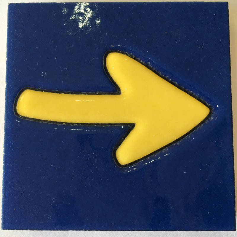 Íman de cerâmica seta com fundo azul MyL 5X5 cm