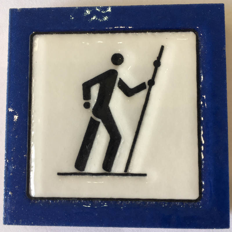 Ímã cerâmico Peregrino caminhando com fundo azul MyL 5X5 cm