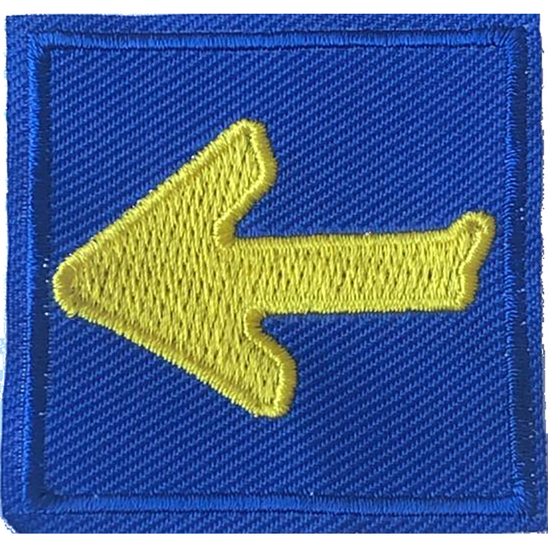 Remendo bordado com seta com fundo azul pequeno