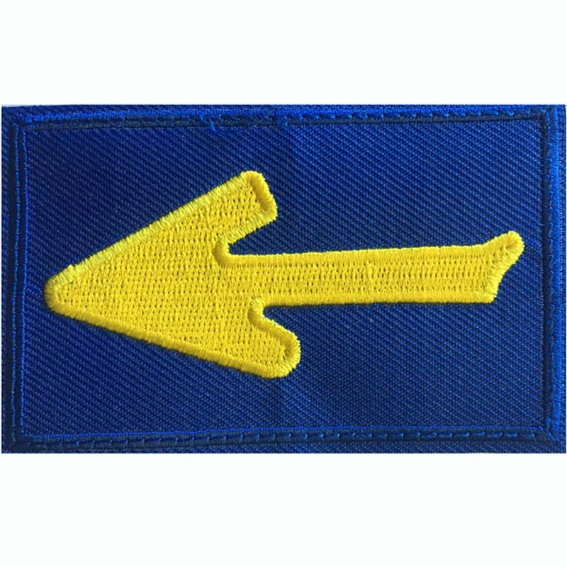 Remendo bordado em tecido flecha com fundo azul